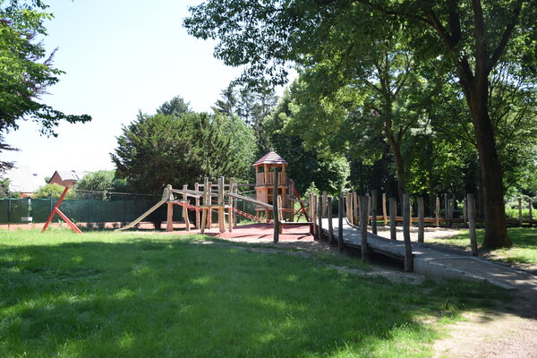 Spielplatz im Schlosspark 01