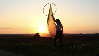 Christine Bekker - Bild 1 - Hoopdance im Sonnenuntergang